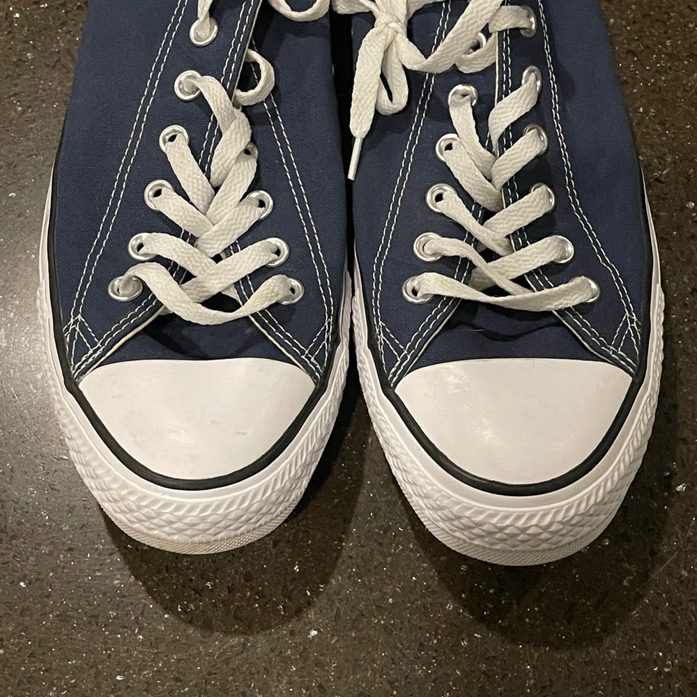 Men’s Size 12 Women’s size 14 Navy Low Top Converse - Picture 4 of 8